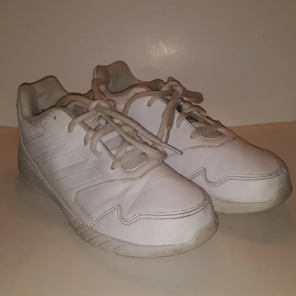 Adidas unisex AltaRun Training Shoes 3.5